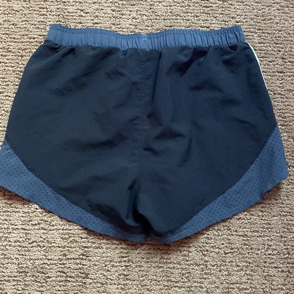 Black under armor athletic shorts - Picture 2 of 2